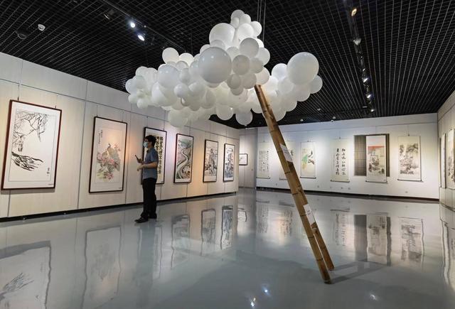 館舉行,來自社會(huì)各界的近30名青年代表通過參觀德州青年文藝作品展